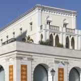 ...l� dove, alzando la testa, possiamo scorgere un altro lato del �Miramare� con la sua  elegante loggia ad archi...